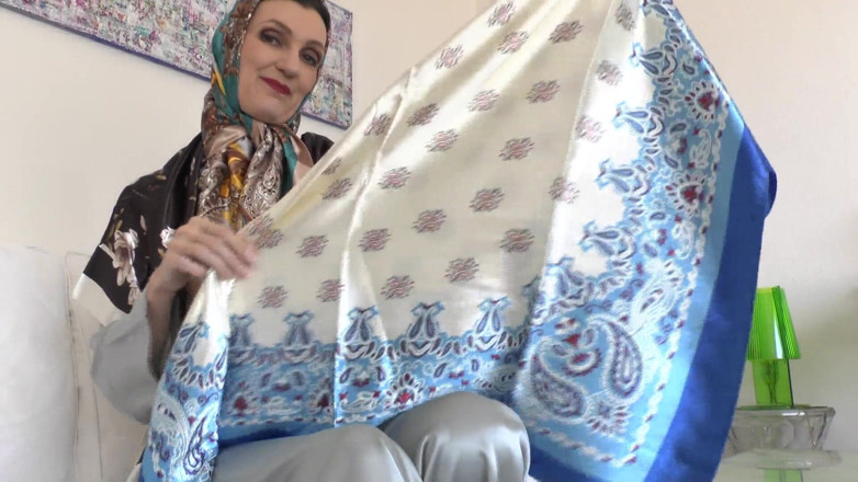 Lady Victoria Valente: Nowe satynowe szale twojej macochy podkręcają cię! Wszystko jest tak...