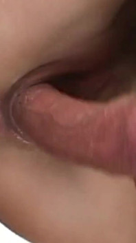 Si blonde, yang baru diregangkan duburnya, teruja membentangkan kakinya untuk creampie pepek