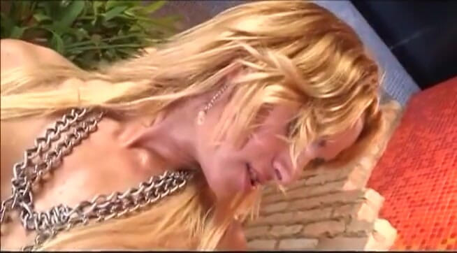 Shemale World: Increíble travesti en medias blancas follada duro