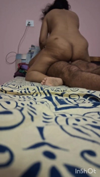 फ्लैट मालिक मासूम भाभी को चोदता है