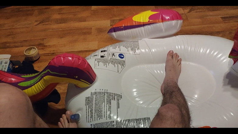 Floatie Boy: Gonfiando il mio unicorno gonfiabile con i miei piedi
