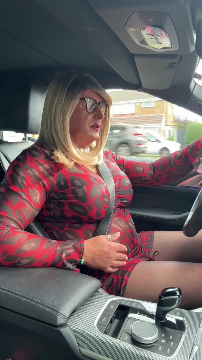 Kellycd2022: Sexy Crossdresser Kellycd2022 Enjoying an Afternoon Drive a Little Pit...