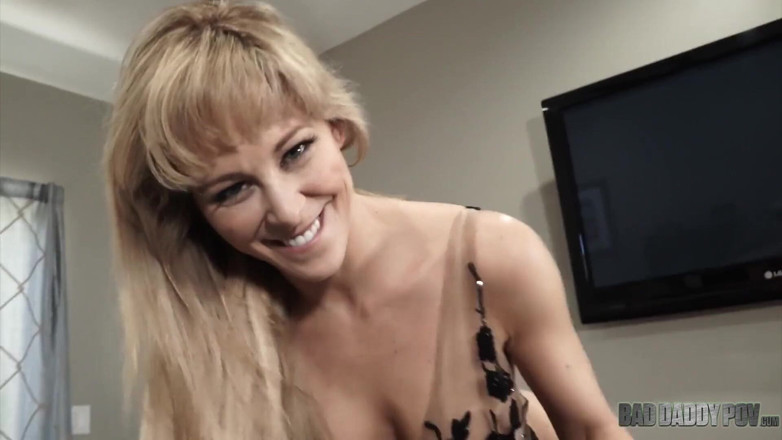 BadStepFamilyPov: Cherie Deville obtiene su gran culo destrozado por su padrastro