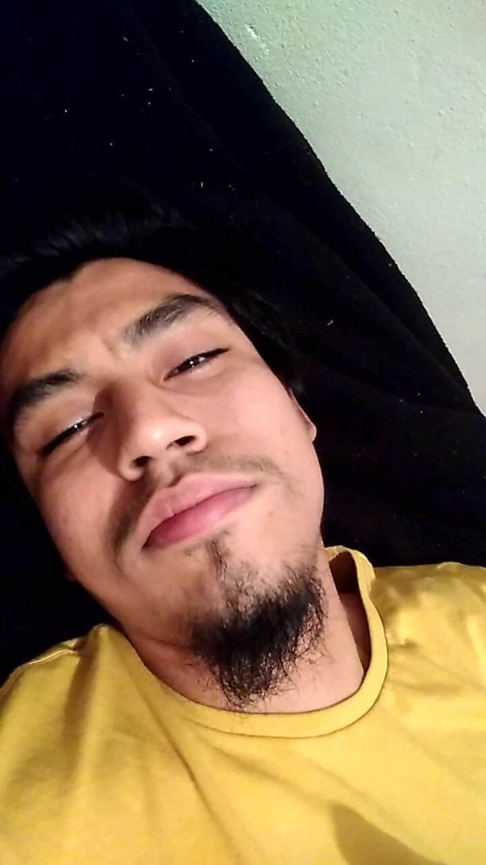 AlexAlejandro13: Enfilez une chemise jaune pour le même look