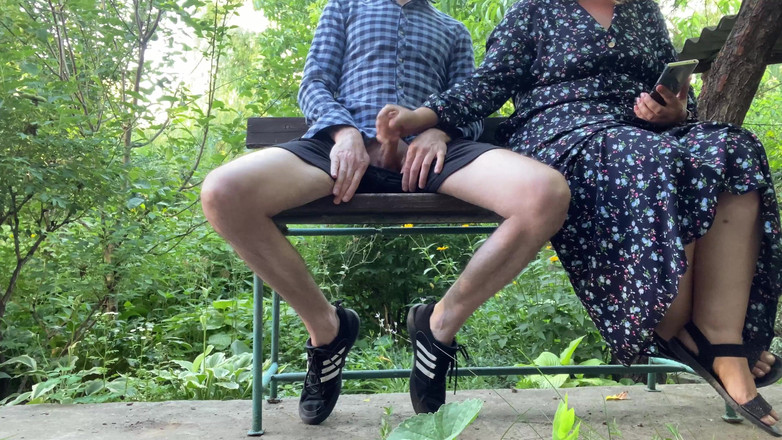 OurFetishLife: ゴージャスな継母熟女milks大きなディックで公園の上のベンチ