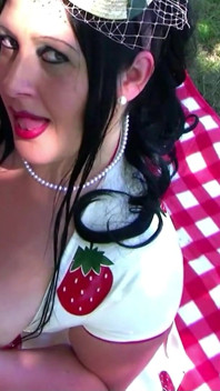 Miss Strawberry Retro Picknick in Italy