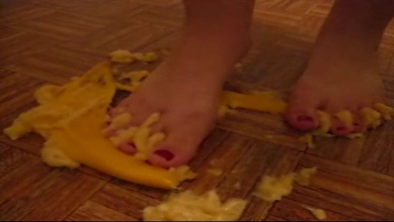 Sexy Amateurz: Drcení nohou pro banán