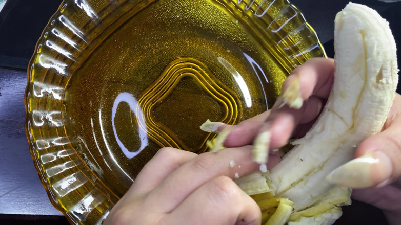 Goddess Li: Długie naturalne paznokcie i banan