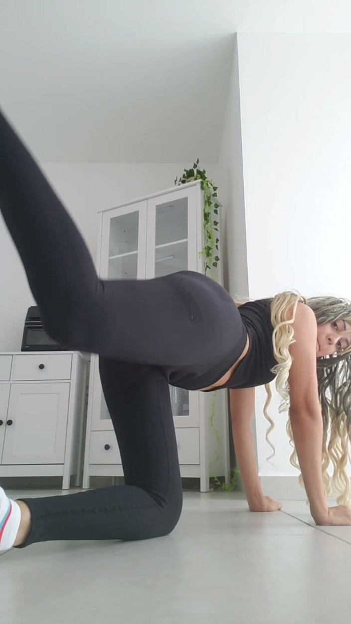 BelleAliz: A Session of Exercise and Masturbation with Bellealiz