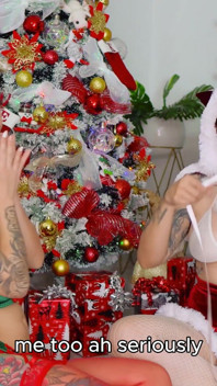 Noite de Presente de Natal com Minha Melhor Amiga Sai do Controle E Acabamos Transando (Sexo Lésbico Entre Amigas)