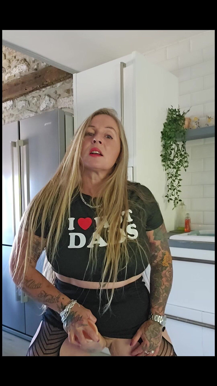 Kitty James: Fisting giocattolo piscio