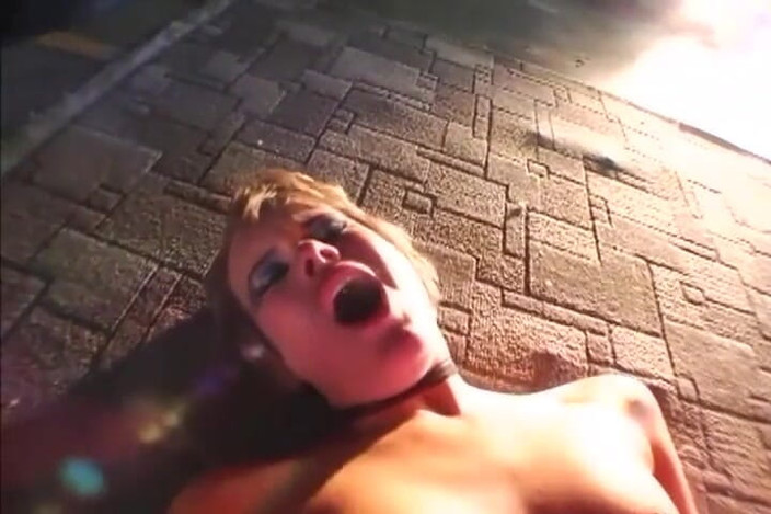 Mindful please XXX: दो दोस्त एक संगीत कार्यक्रम के लिए गैस पर कदम रखते हैं