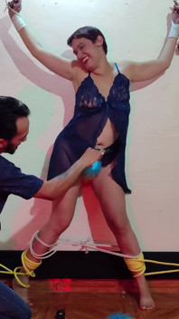 Un homme m’attache avec des cordes de mains et de pieds pour chatouiller tout mon corps, y compris mon sexe.