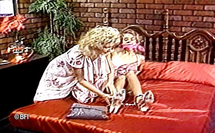 Fetish Tv: svázaná a dvojitá lechtání.