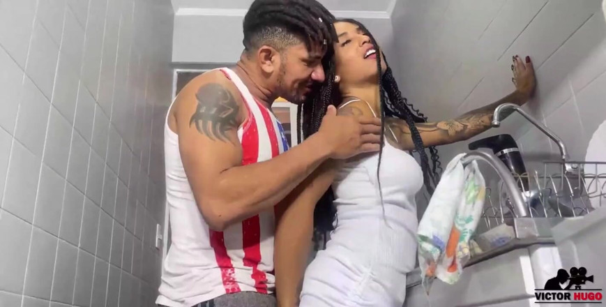 VictorHugo: Novinha'nın götünü sikiyor