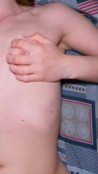 Moja urocza przyrodnia siostra nie ma nic przeciwko szarpaniu się do mojego penisa!