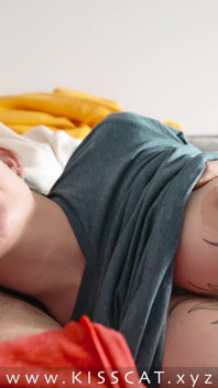 Waarom neukt stiefzoon stiefmoeder mond? Stiefmoeder risicovolle orale creampie op de bank