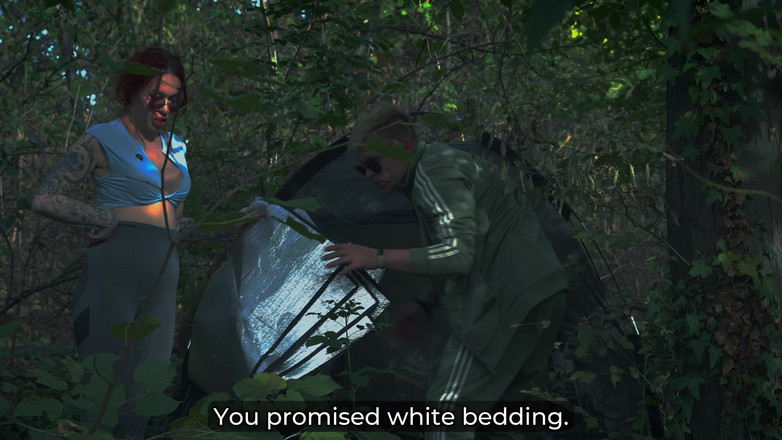 Toma Mur: Stiefmoeders geheime masturbatie in deeltent verandert in taboe neukpartij!