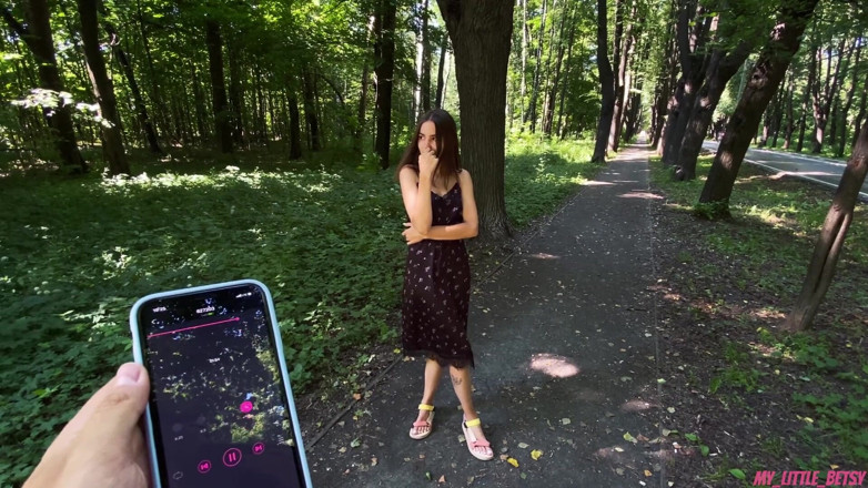 My Little Betsy: Caminhada na floresta com exuberante terminou com gozada no rosto...