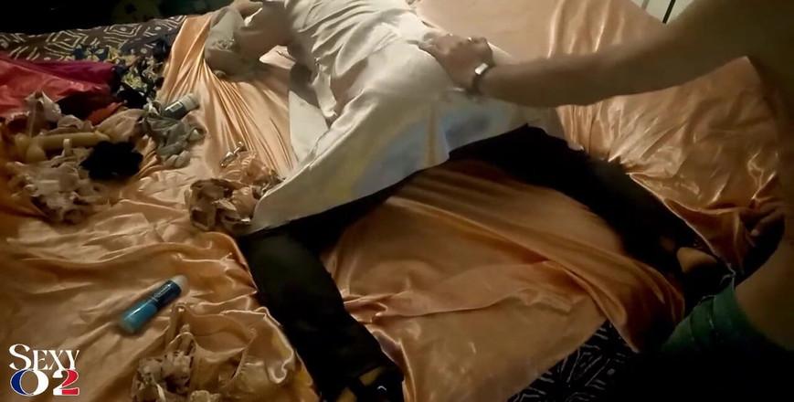 Sexy O2: 1884 - 业余荡妇，斑马缎紧身胸衣，白色缎面内裤，黑色皮裤，舔屁股，阴道