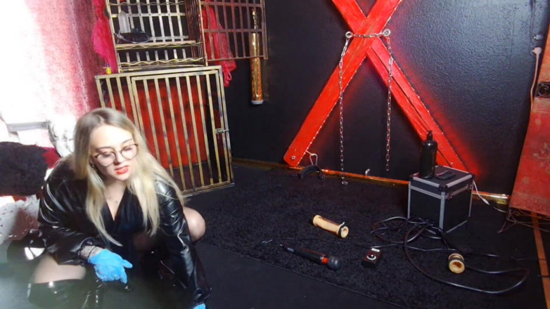 Queen_of_BDSM: Jilat Sperma Dari Nilon Saya!