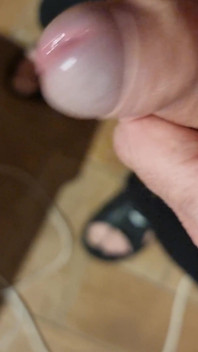 Nice Handjob in the Garden and Lots of Cum