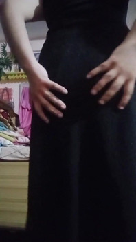 Une métisse indienne gay se sent excitée dans une robe noire, sexe maison réel