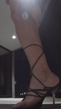 Solo-Sissy-CD in einem Syssyfication-Video im freien