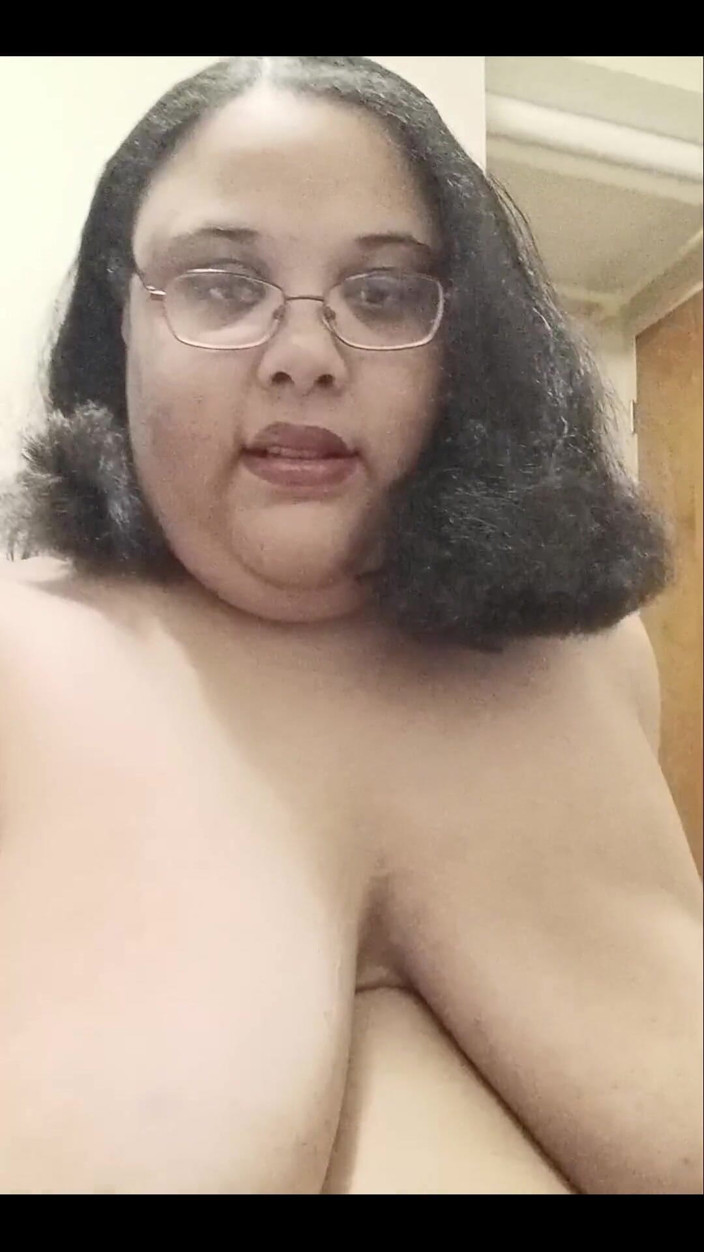 Jessica pigslut: อยากเล่นกับนมฉันไหม?