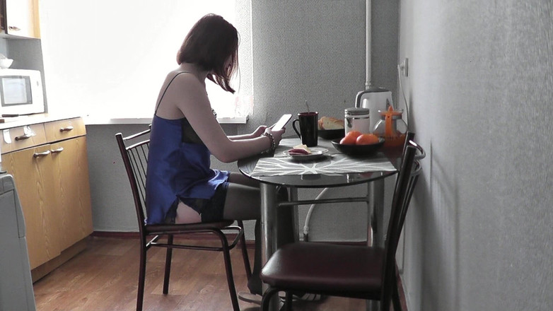 Assol: Fată drăguță. Assol sexy în lenjerie erotică Peignoir Ciorapi face cafea în...