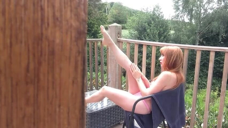 Lily kink: Сусідка, спіймана на збоченні, отримує дрочку руками