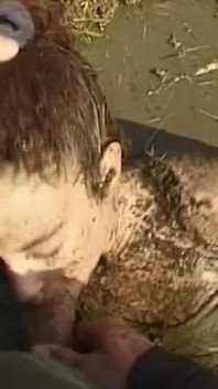 MILF si rambut coklat yang tidak pernah dapat dikongkek keras dalam katil