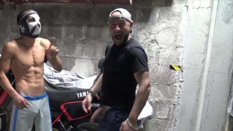 GAY USED RAW BY STRAIGHT BOY CURIOUS: Він смокче двох молодих турків