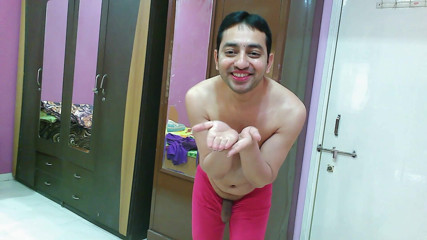 Cute & Nude Crossdresser: Süßer sissy-transvestiert femboy Sweet Lollipop in einem top und eng.