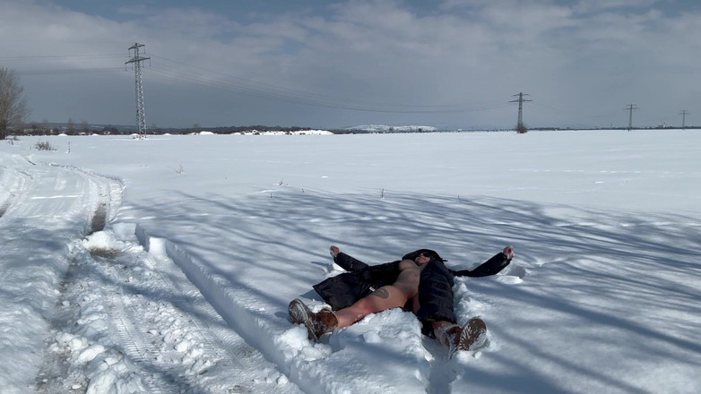 Emeli: 눈 속에서 알몸으로 플레이하기