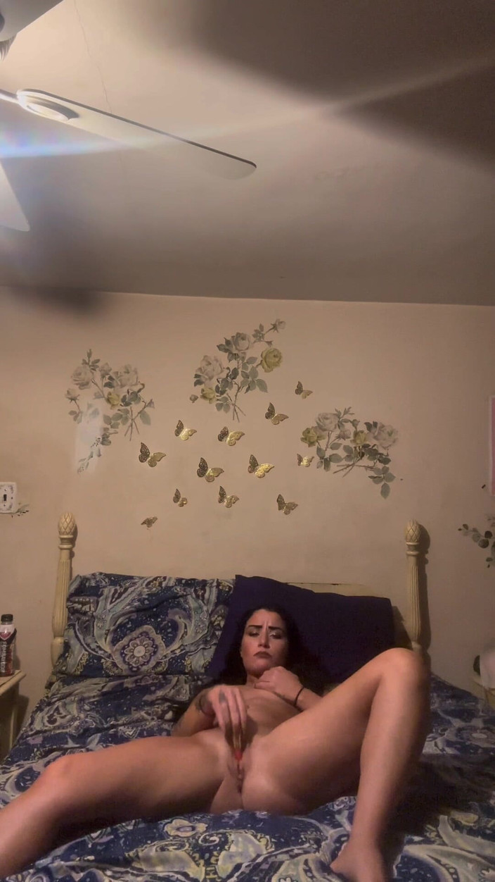 Valaya Noire: Eu esfregando meu clitóris e me brincando com novo vibrador