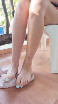 Es simple: adora mis pies perfectos mientras fumo mi cigarrillo
