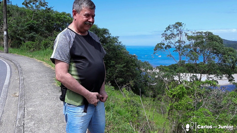 Carlos And Junior: Il patrigno piscia in pubblico