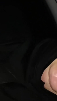 Una prostituta musulmana sposata ha succhiato il cazzo del suo amante nel parcheggio e ha ingoiato il suo sperma.