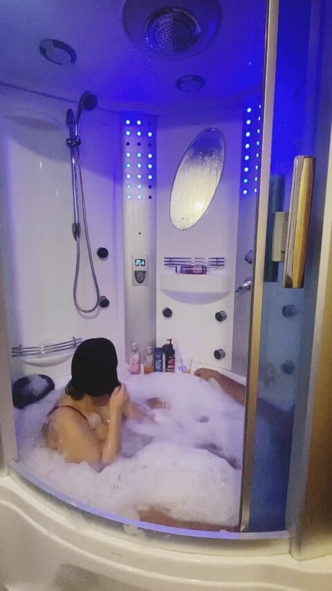 Six my and wife: Arabisk kul i duschen