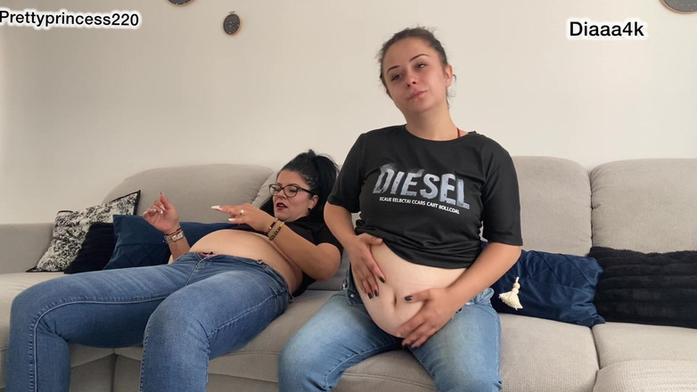 fartingclub01: 2 fete sexy care se joacă cu burta și se pârțâie în...