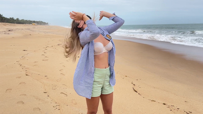 Batty Lux: Büyük memeli sarışın açık havada üstsüz yürüyor