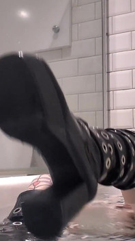 Islak çizme fetişi ve giyinik kirli sırrımı kötü bir randevudan sonra banyo yapıyor