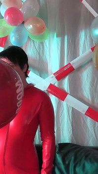 Une MILF aux pieds nus en latex joue avec un ballon