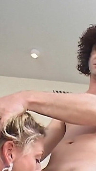 Ateşli sarışın orta yaşlı seksi kadınla sert anal sikiş
