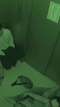 Orgie déjantée dans l’ascenseur : des salopes asiatiques se font baiser en groupe