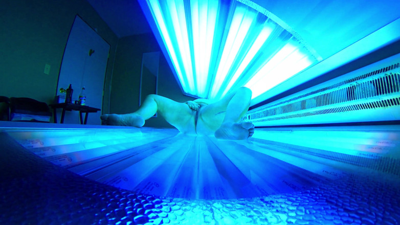 SexyNEBBW: Cewek semok seksi lagi asik main tanning bed