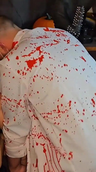 Velká halloweenská orgie v strašidelném baru (anální a mokrá)