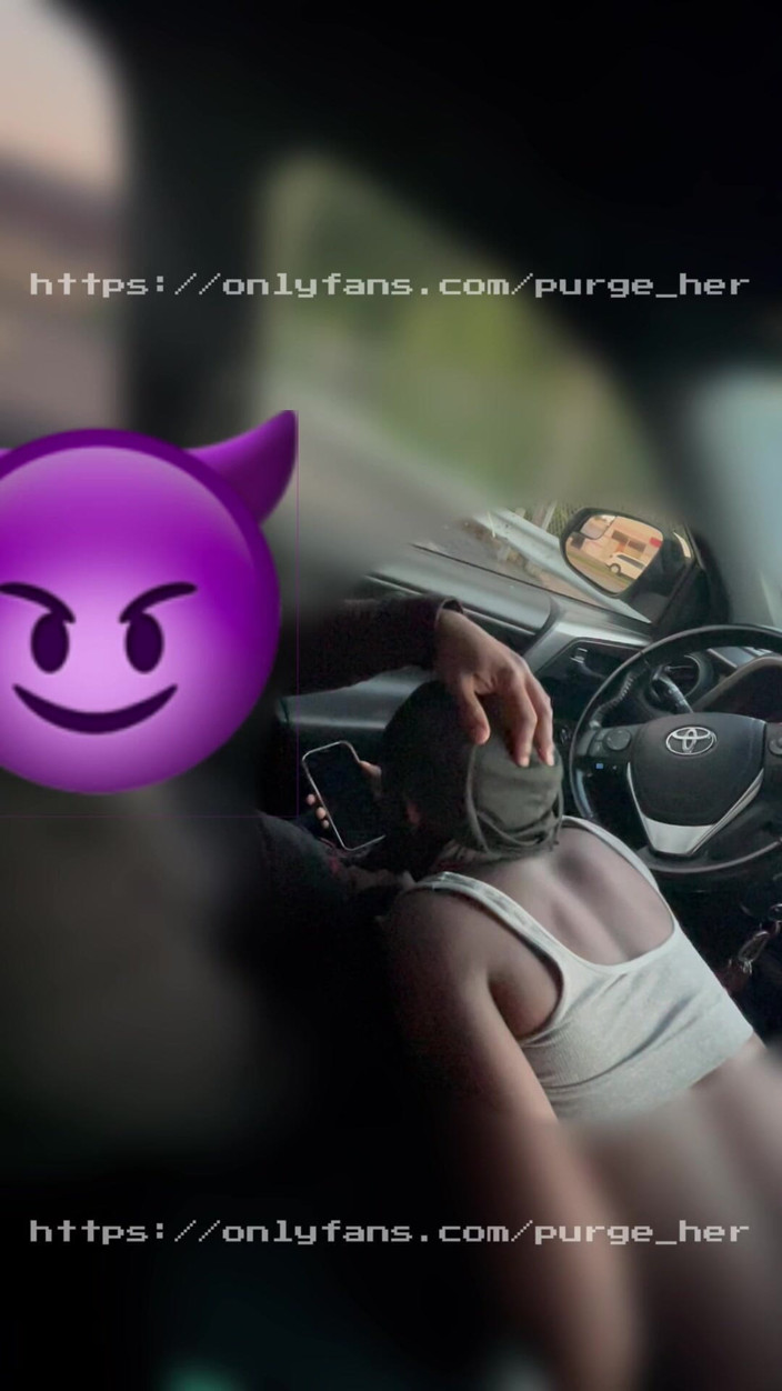 Purge_her: Kereta Berlalu Semasa Dia Menghisap Batang Saya