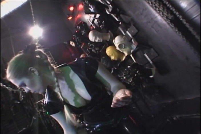 Absolute BDSM films - The original: Kleiner penis gedemütigter analdildo penetriert, peitscht in bondage im latexkleid
